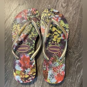 Havaianas Size 6 Floral Print Sandals with Metallic Gold Straps